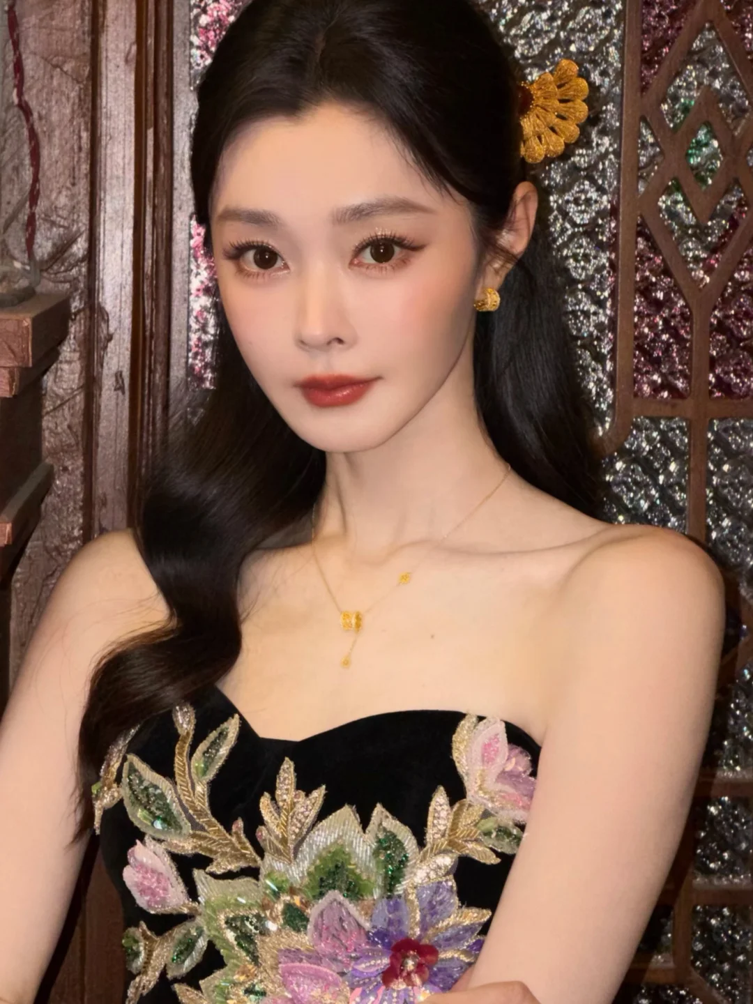 The "New Chinese Noble Gilded Makeup" for Song Yihua: Sparkles: Golden Sparkle Eye Makeup