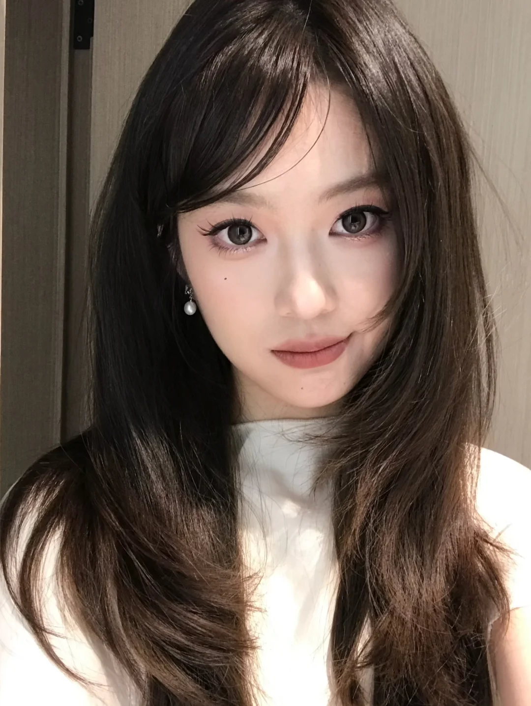 🥂 High level micro curly hairstyle with slanted bangs turns out to be so beautiful!!