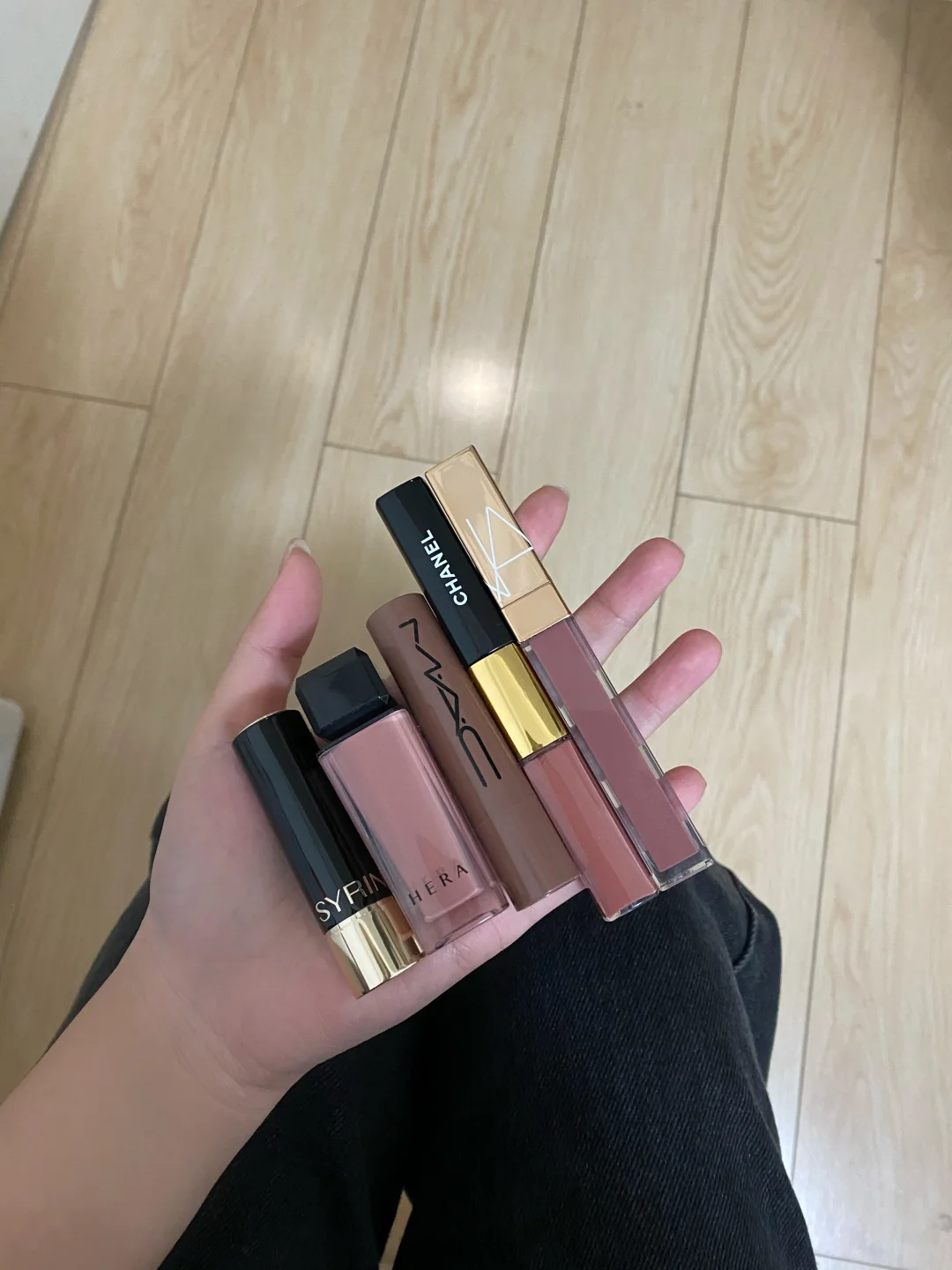 Light people love to use clear nude lipstick to share~