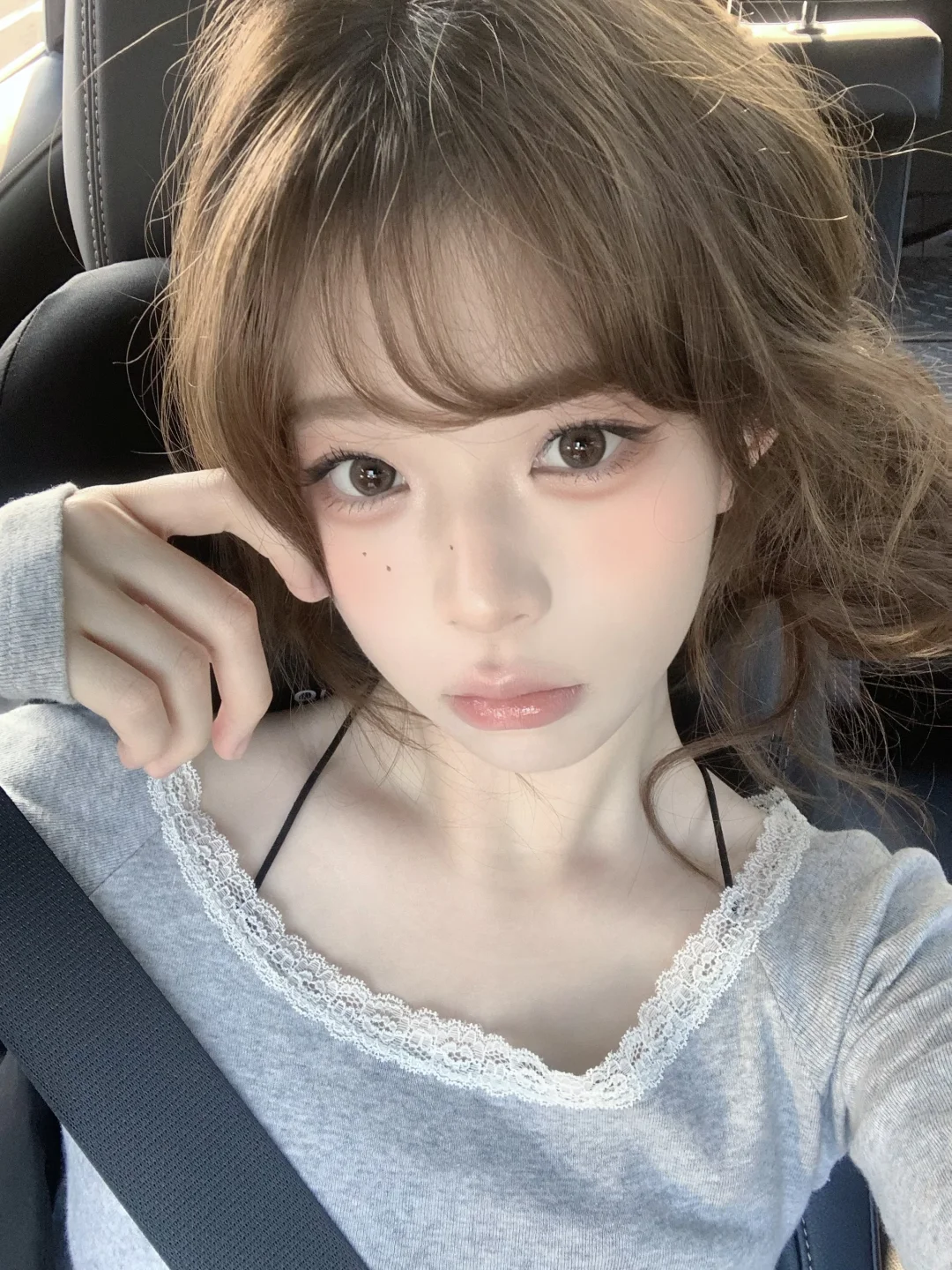 Apply light makeup to the mirror!