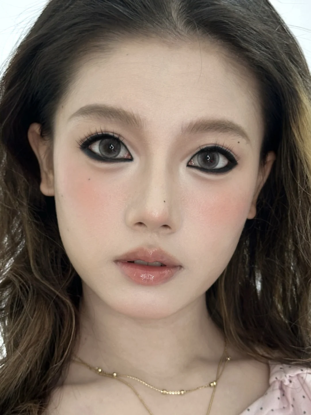 Is it really thick in reality... (Swipe left to remove makeup with one click)