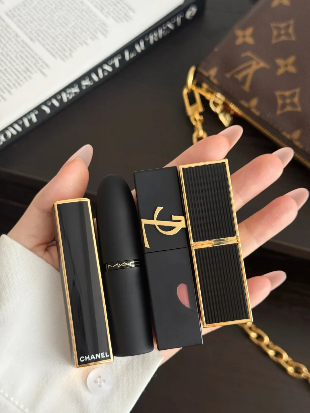 Naked lipstick is the end of fake natural makeup! Extremely! martial! Tool!