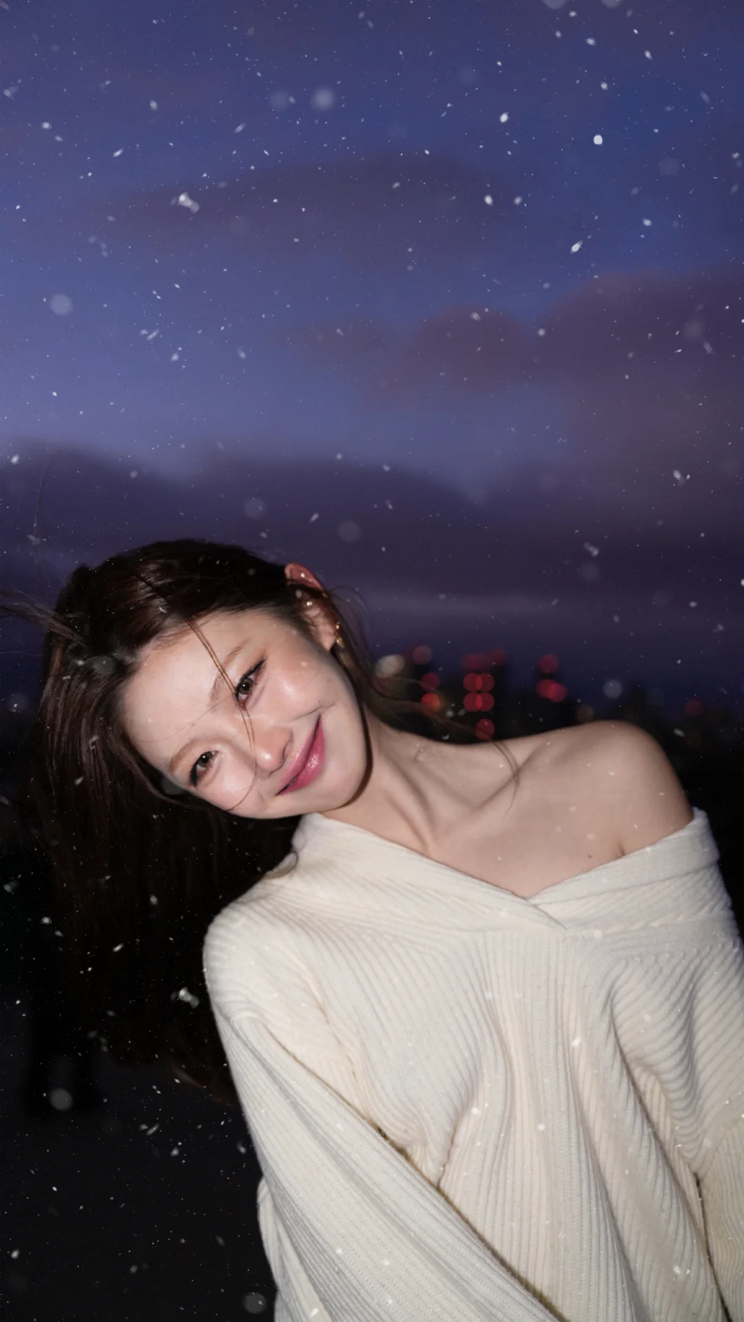 A little star swaying between the lips on Christmas Eve