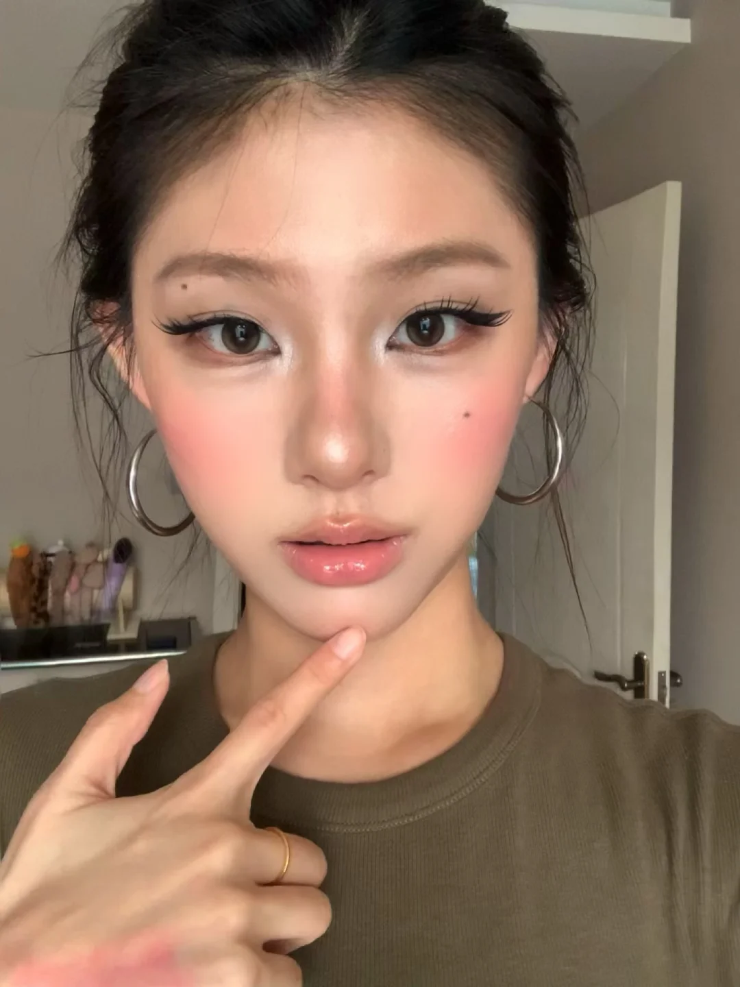 The significance of ordinary people insisting on makeup (live)