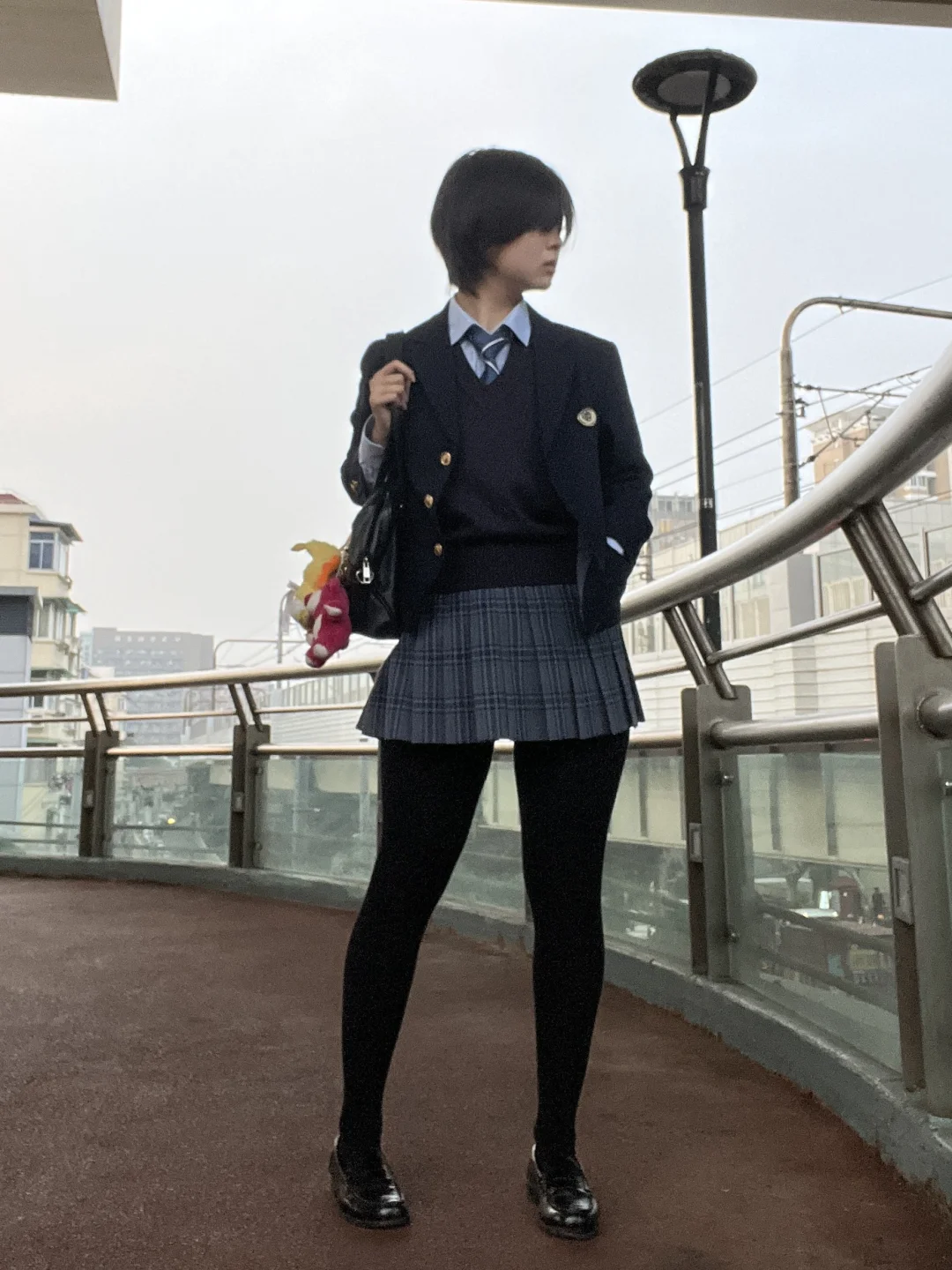 Wearing thick black in a pear shape makes you look thinner because the legs no longer have a sense of volume