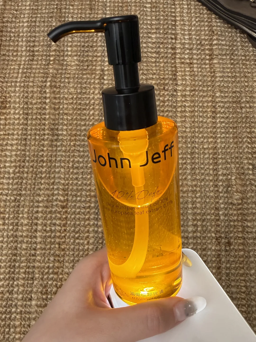 This makeup remover oil knows how to 'clean up' makeup...
