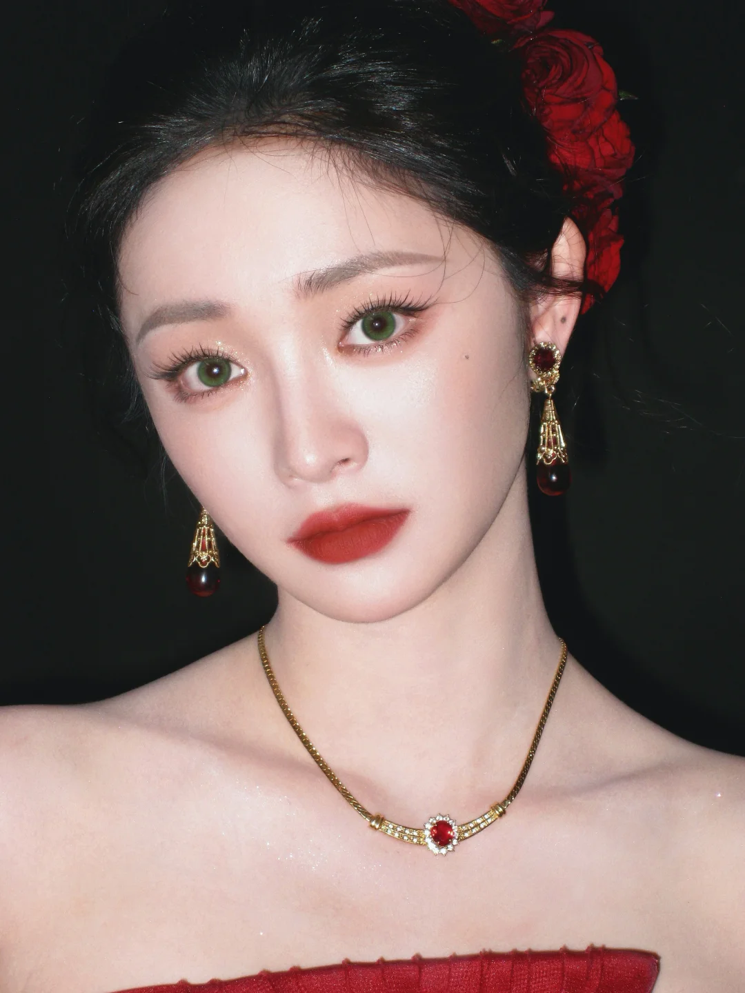 I like this green eyes and red lips makeup 💋