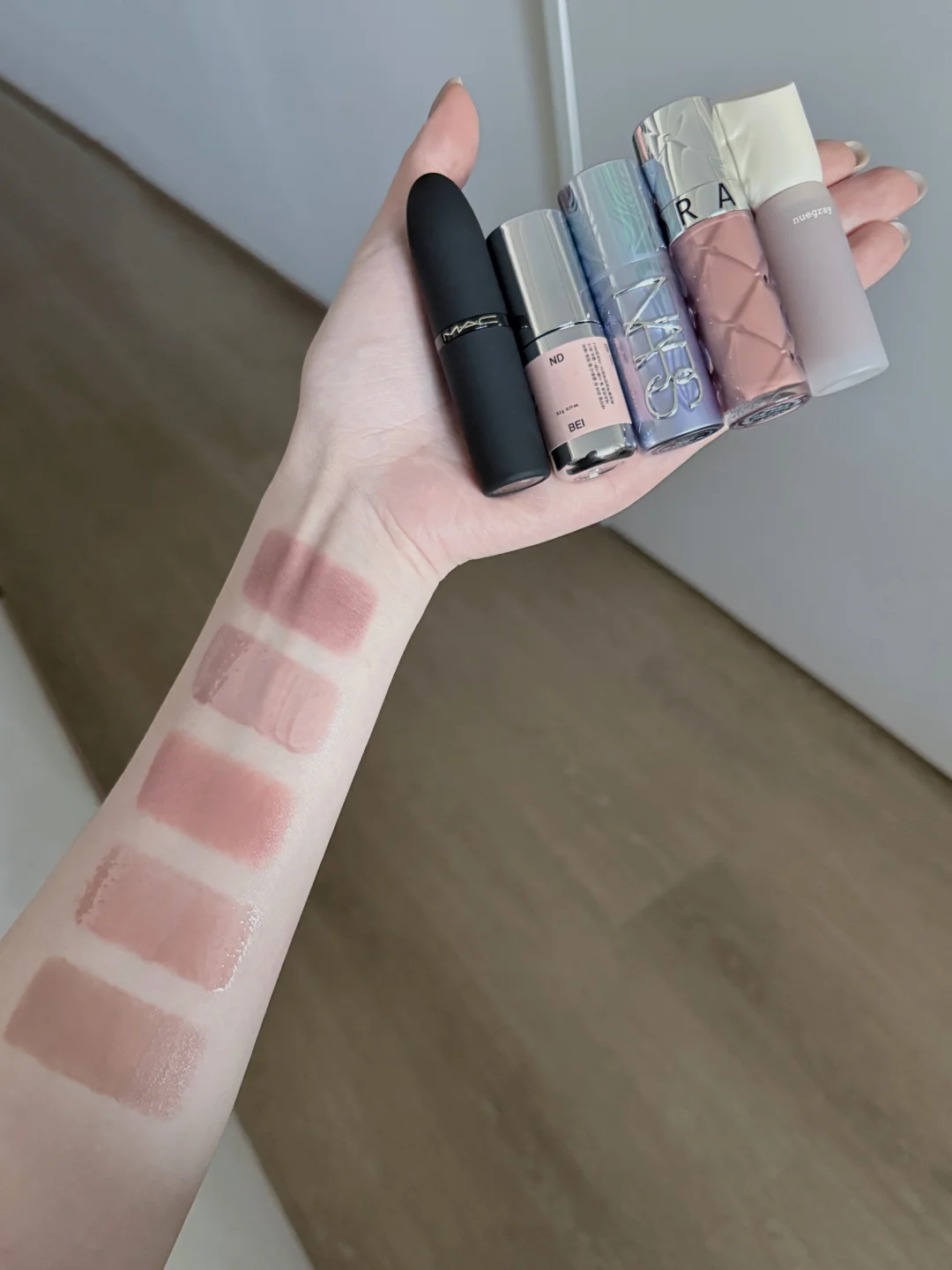 The nude beige color I applied on the day of the first snowfall | pale white water lip color