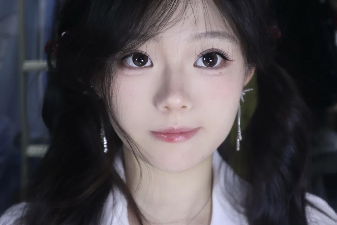 The square face exudes a clear and adorable feeling