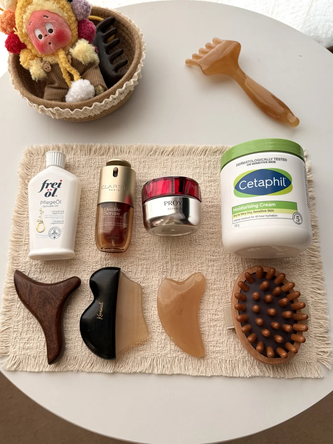 Armor during the day, gummies at night (ten minutes before bedtime for skin rejuvenation)