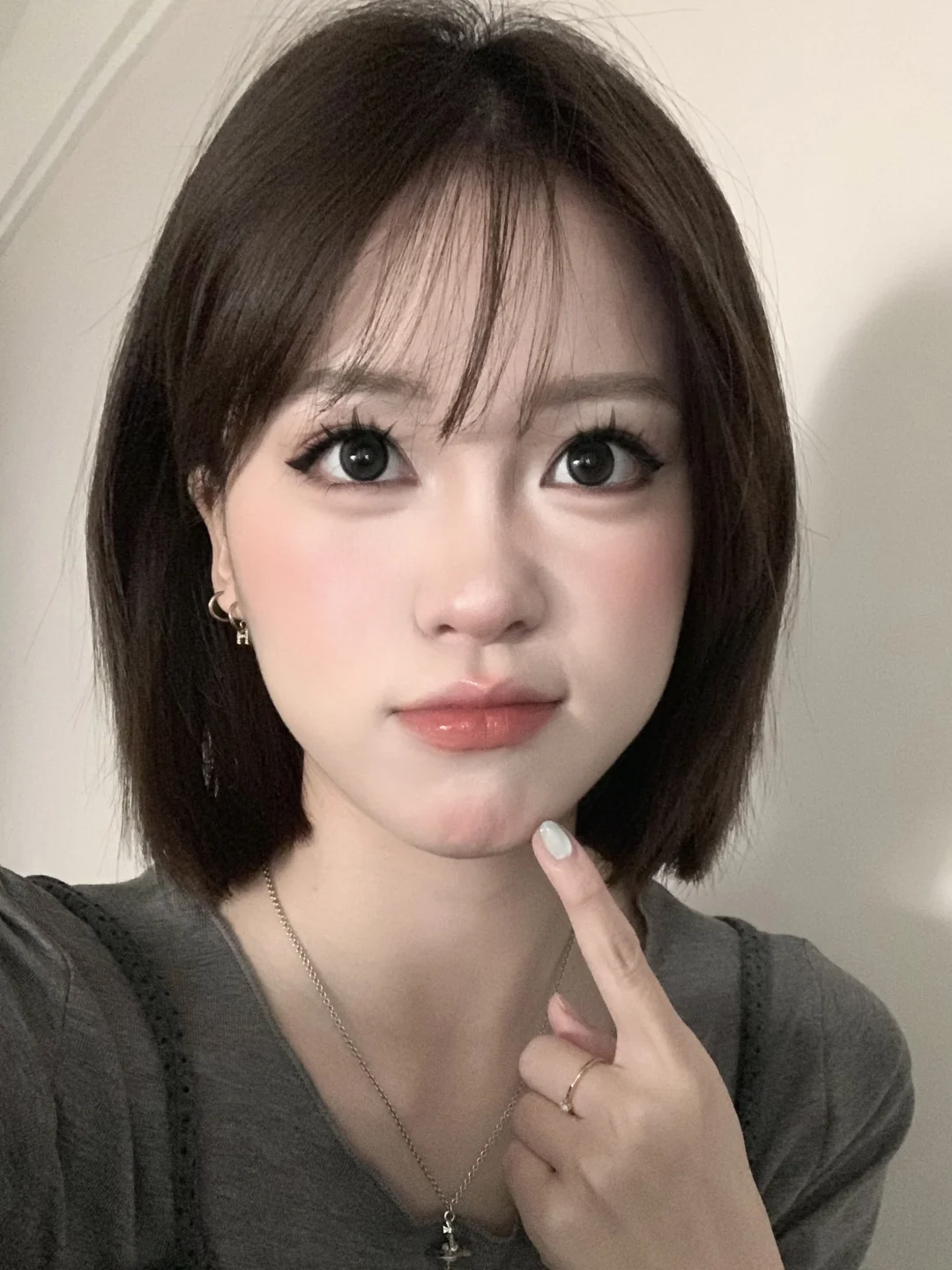 Asian kitten makeup (straight hair or curly hair?