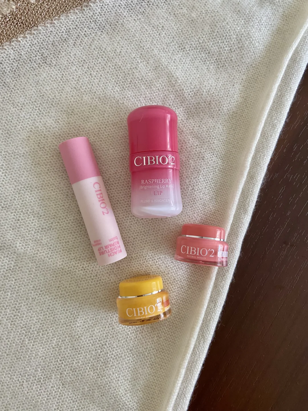 Cultivate moist and plump lips in winter... Tender enough to squeeze out water