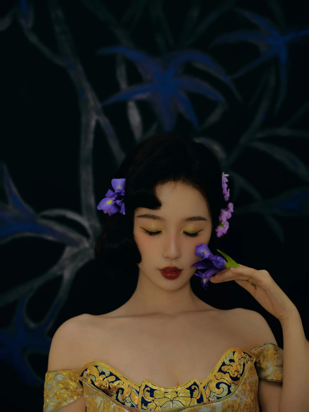 Gilded vintage oil painting makeup for Yu Shuxin