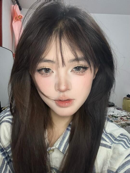 Removing makeup, everyone is the same