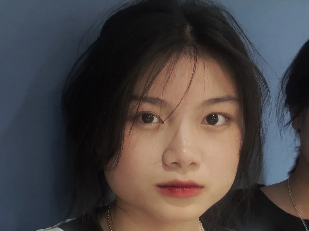 When a wide face finds the right makeup and style