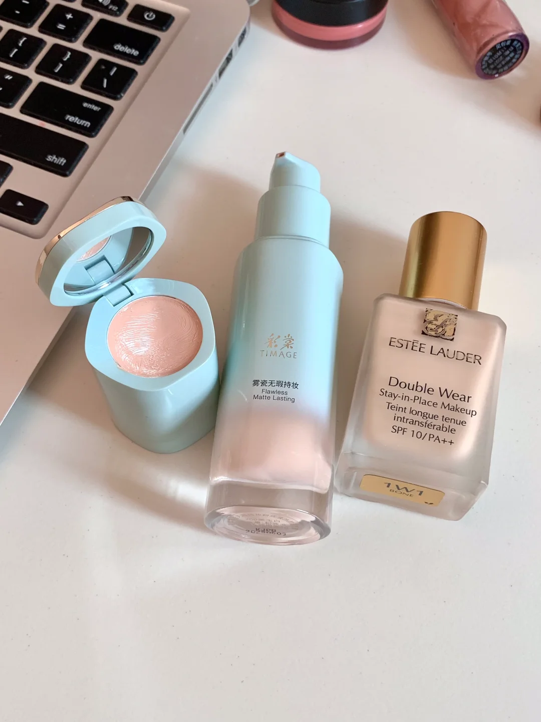 Two types of liquid foundation that are the favorite products of beauty makers!