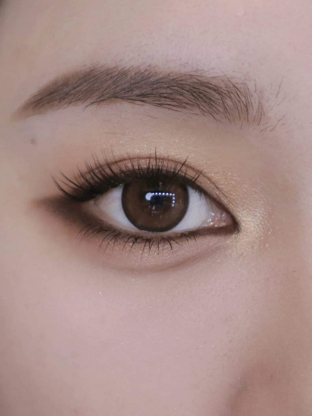 Autumn and winter are good for painting full eyeliner, small smoke