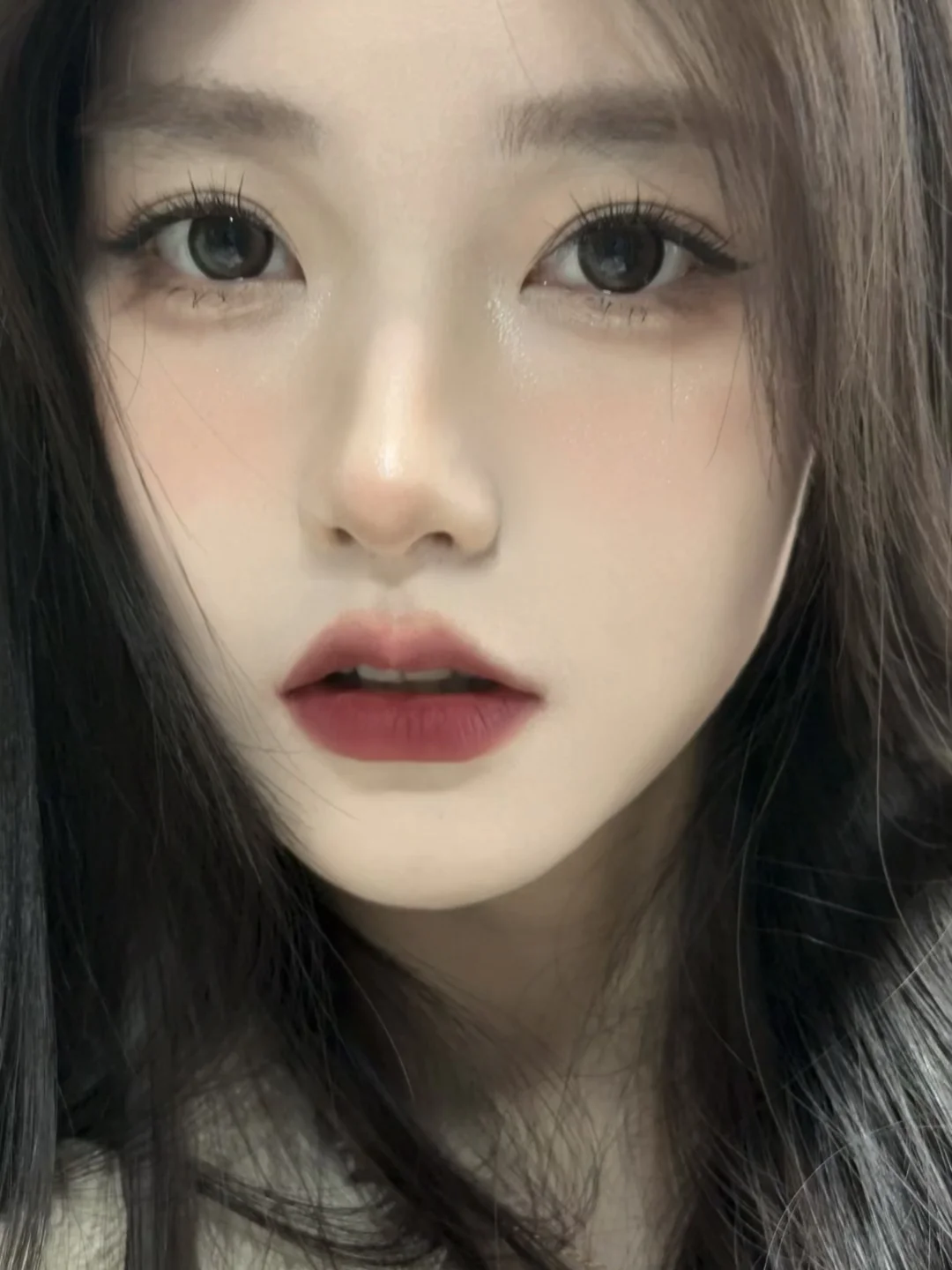 On the compatibility between New Year and red lips