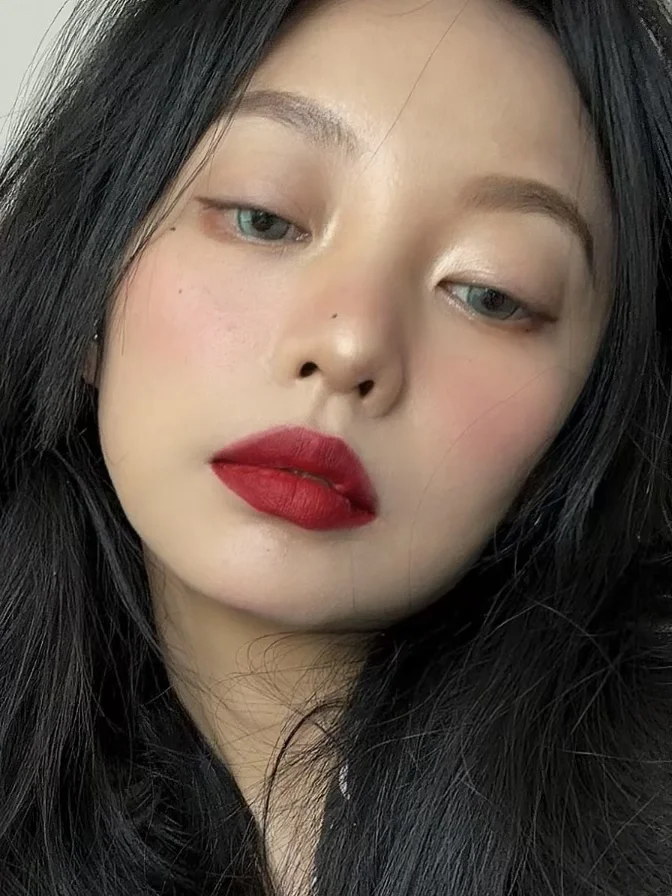 Cloudy day | Whose red lips are they?! 💋