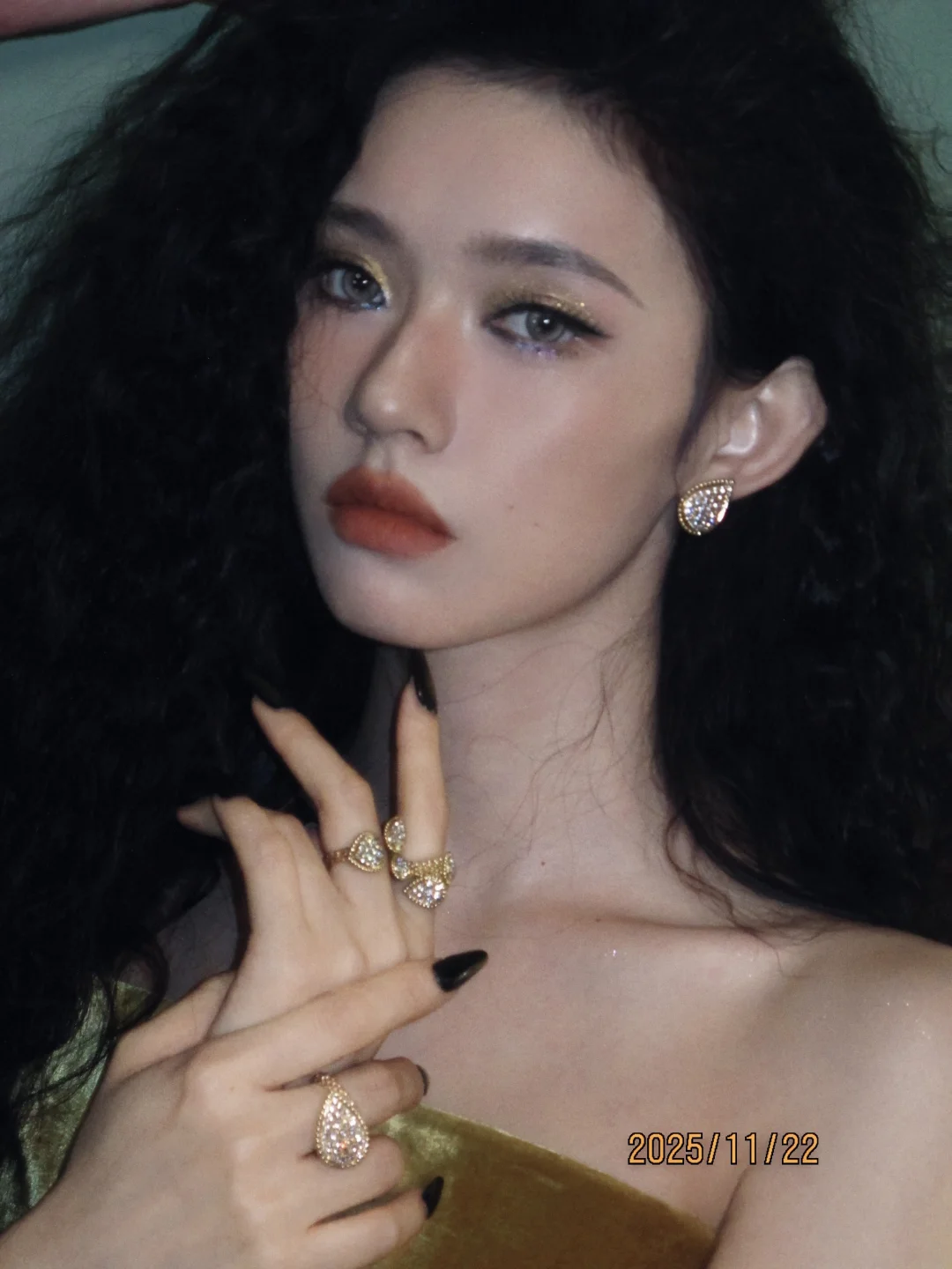 This weekend, give Lin Yun a khaki gold party makeup