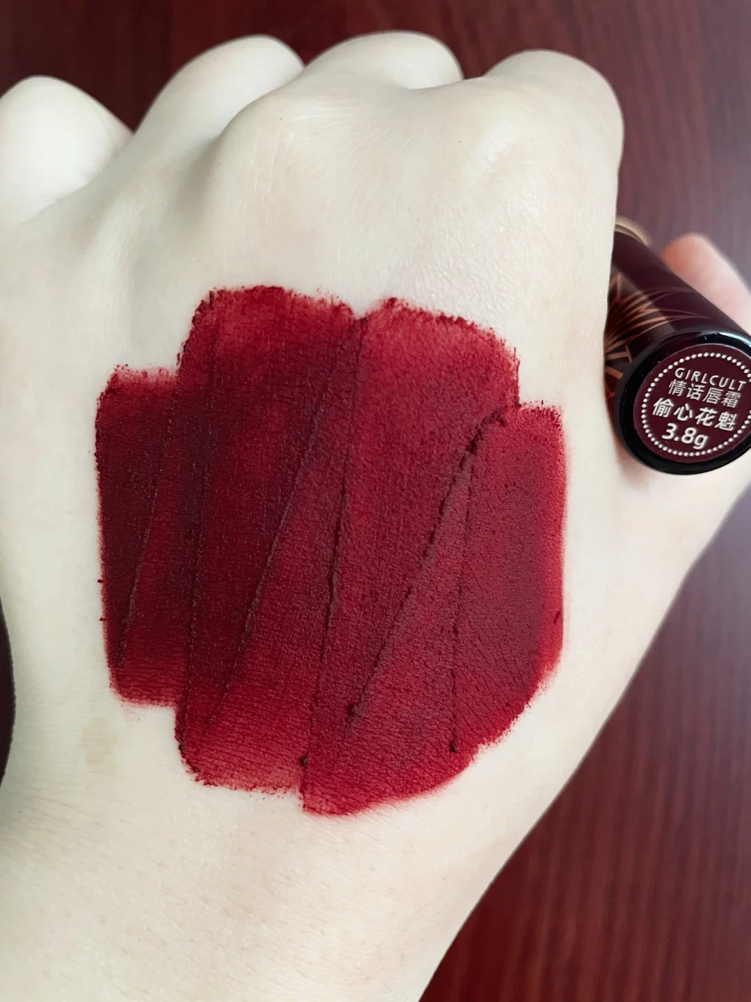 The beauty of economic growth! Rich retro red lips will never go out of style!
