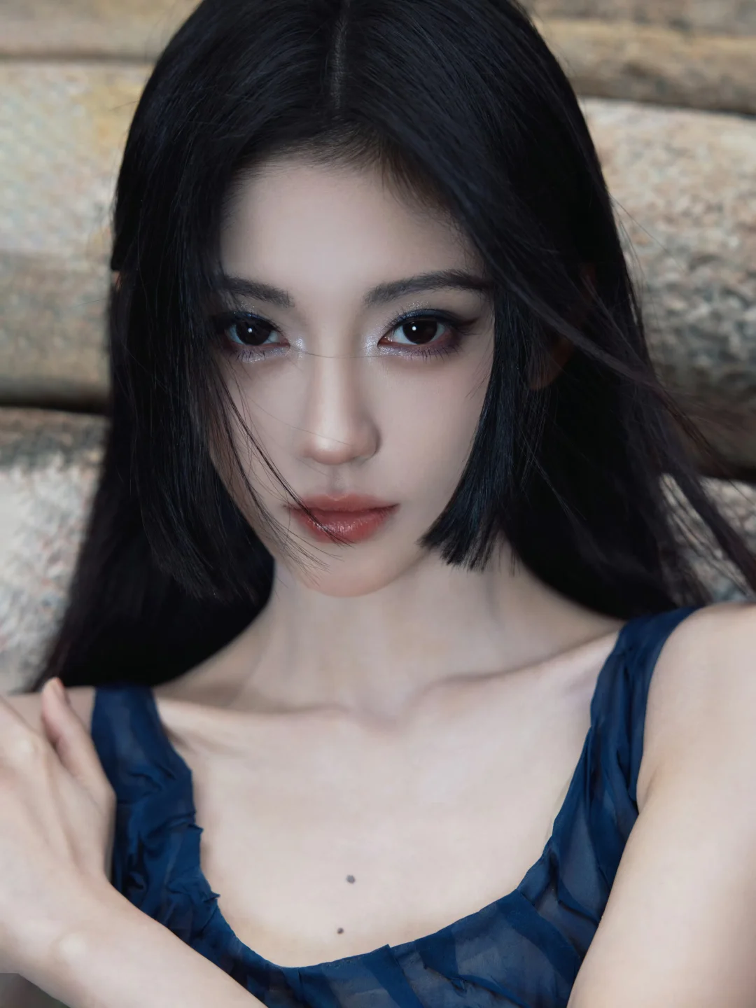 The 'Ink Blue Sparkling Smoke Makeup' for Ju Jingyi at Milan Fashion Week