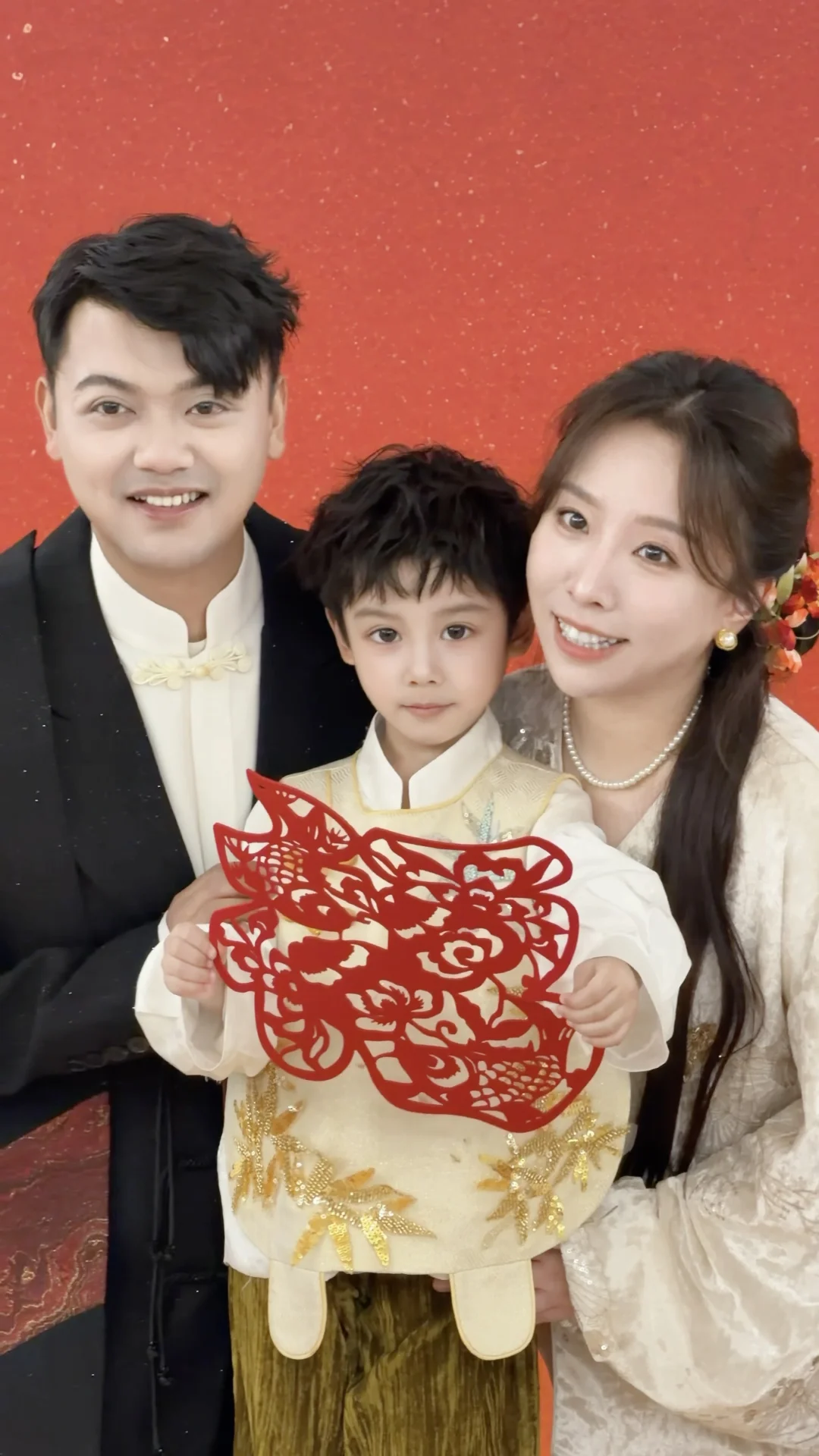 My parents are so ordinary, why is my son so handsome!?