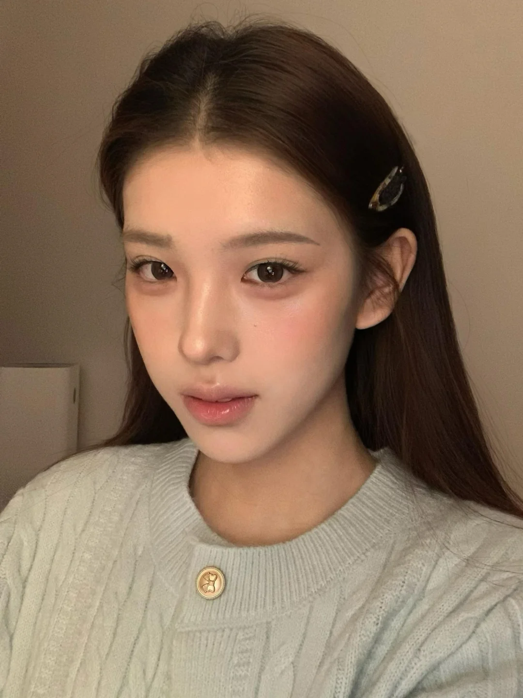 Pale eyebrows of Tian Cai