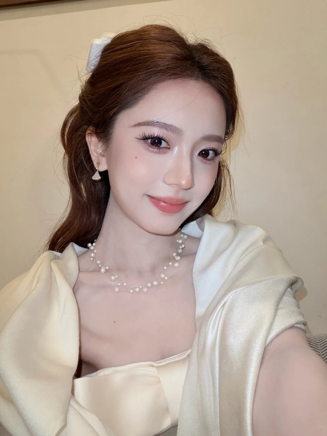 A powder toned luxurious makeup look 🤍