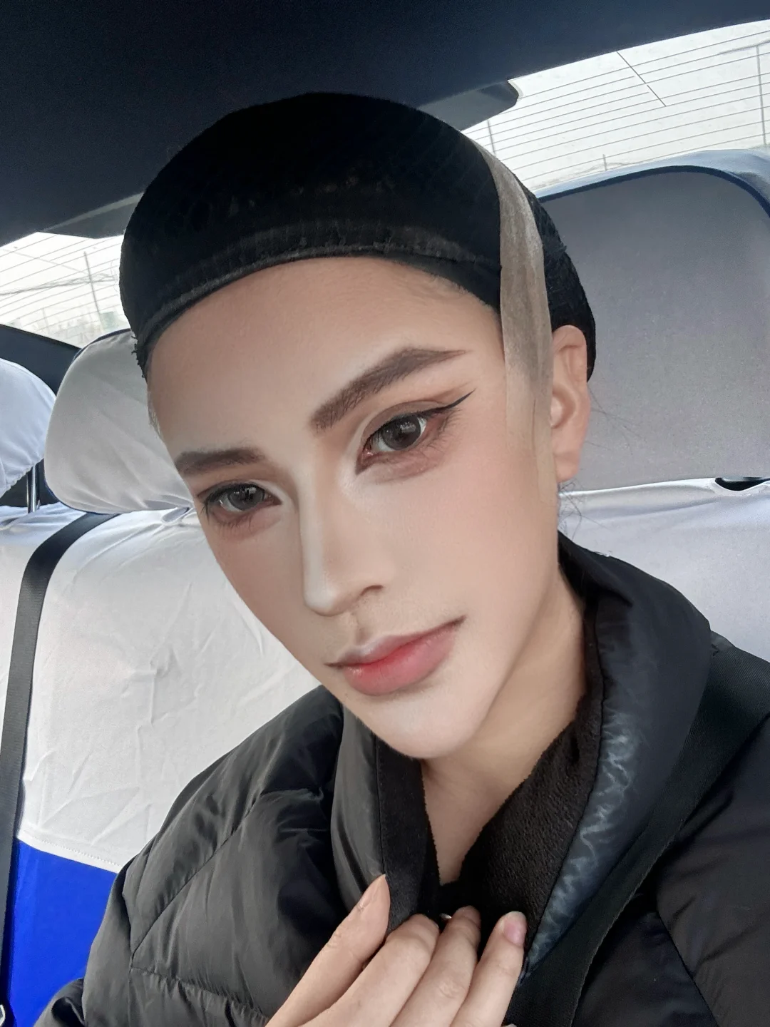 这位成男coser又带着她无用的胶带去化妆了