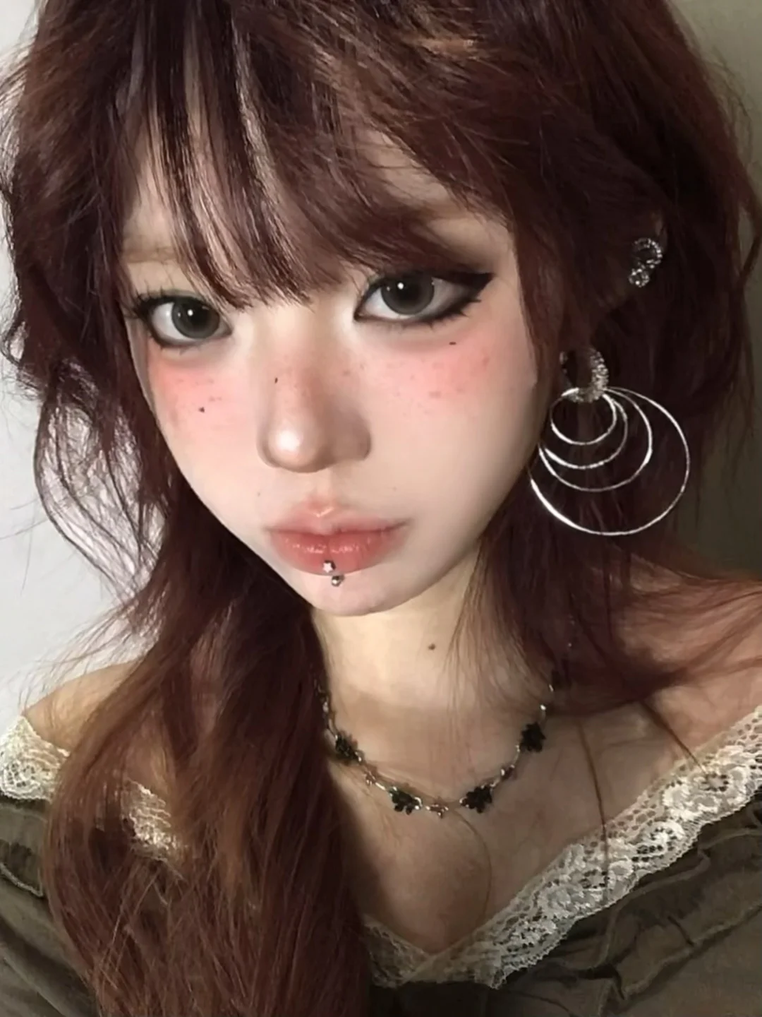 Apply this slightly tipsy freckle kitten makeup even with flat facial features!!