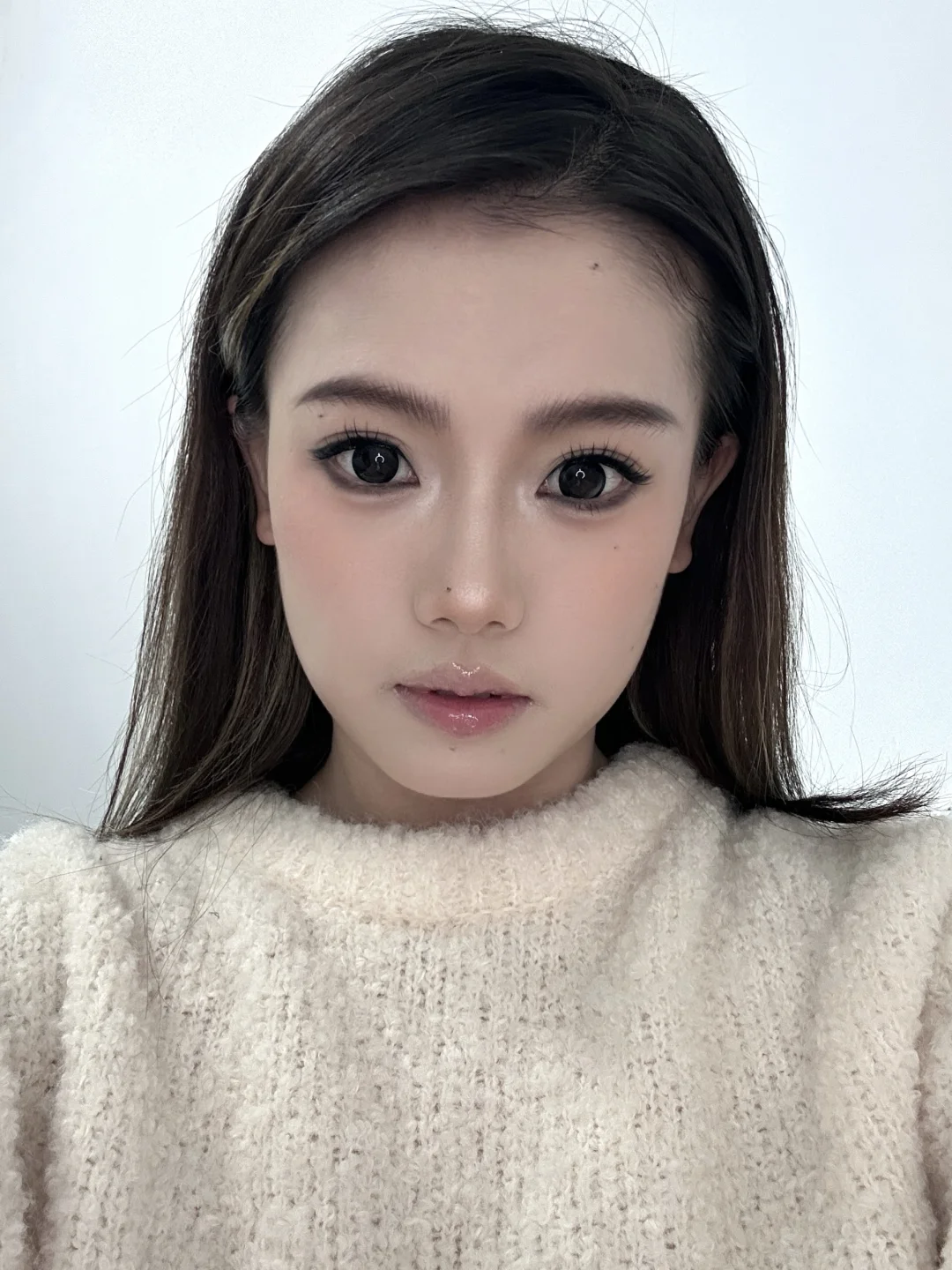 I applied makeup for three hours Thick and light (swipe left to remove makeup with one click)