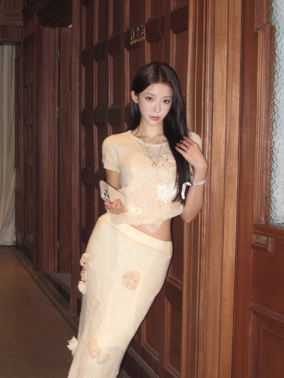 ☕ ️•᎔• 🥄 Elegant woman delays entering winter