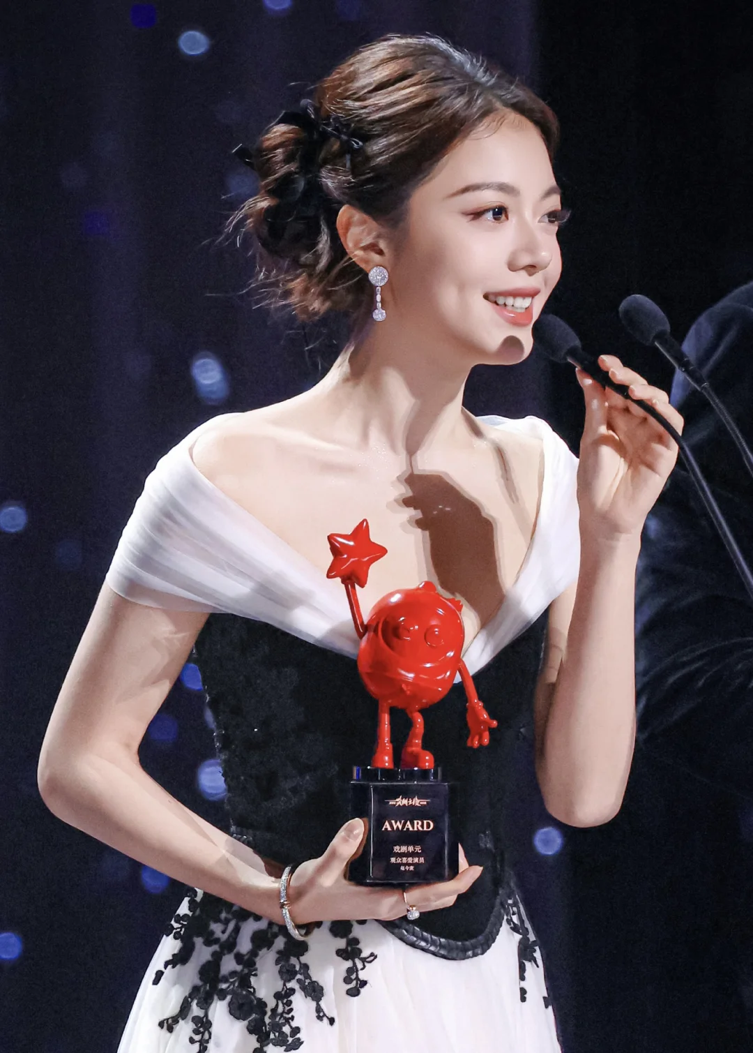 The white swan made for Zhao Jinmai 👸 updo