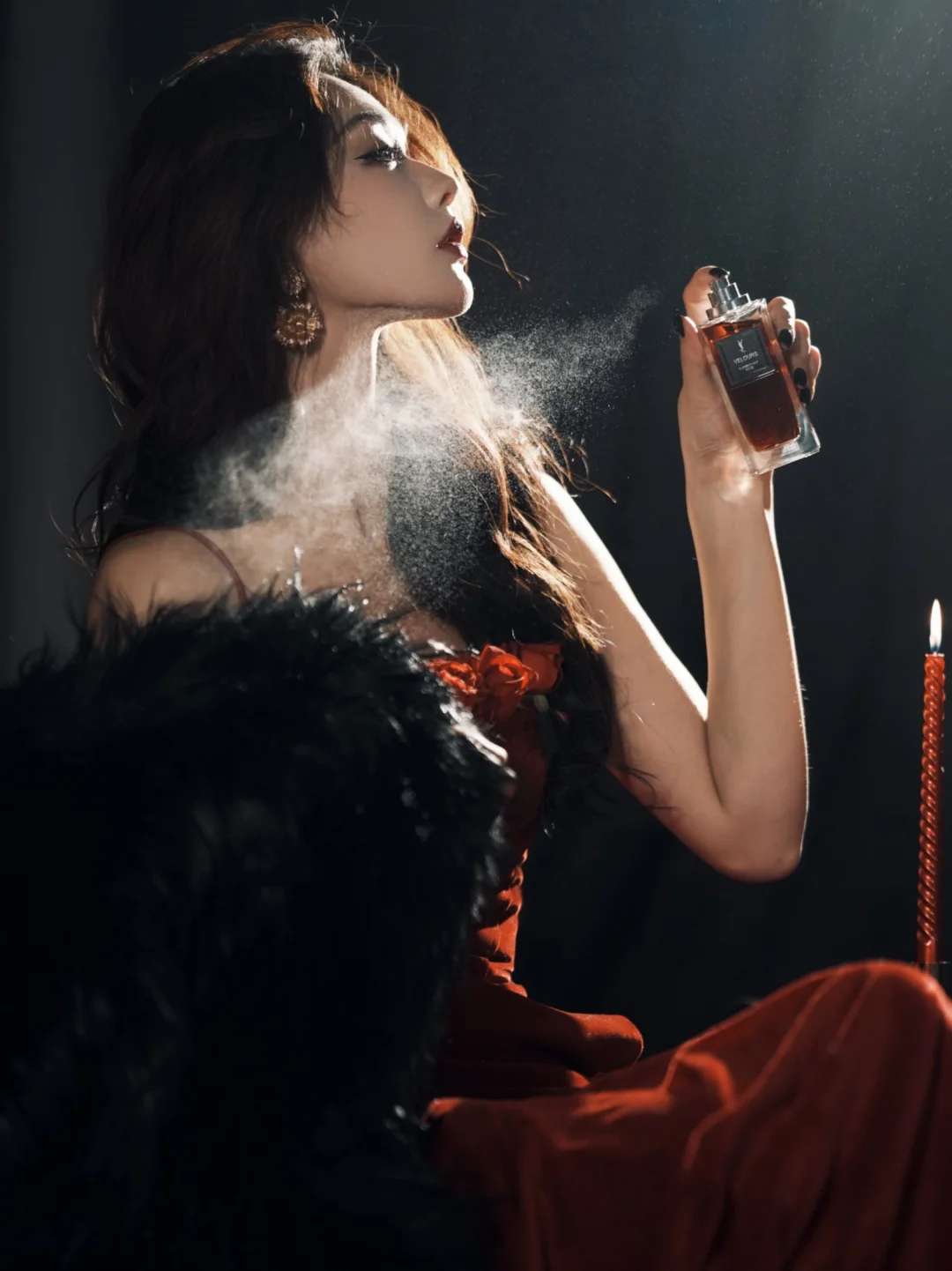 Wearing fragrance at night, both my desires and radiance are mine