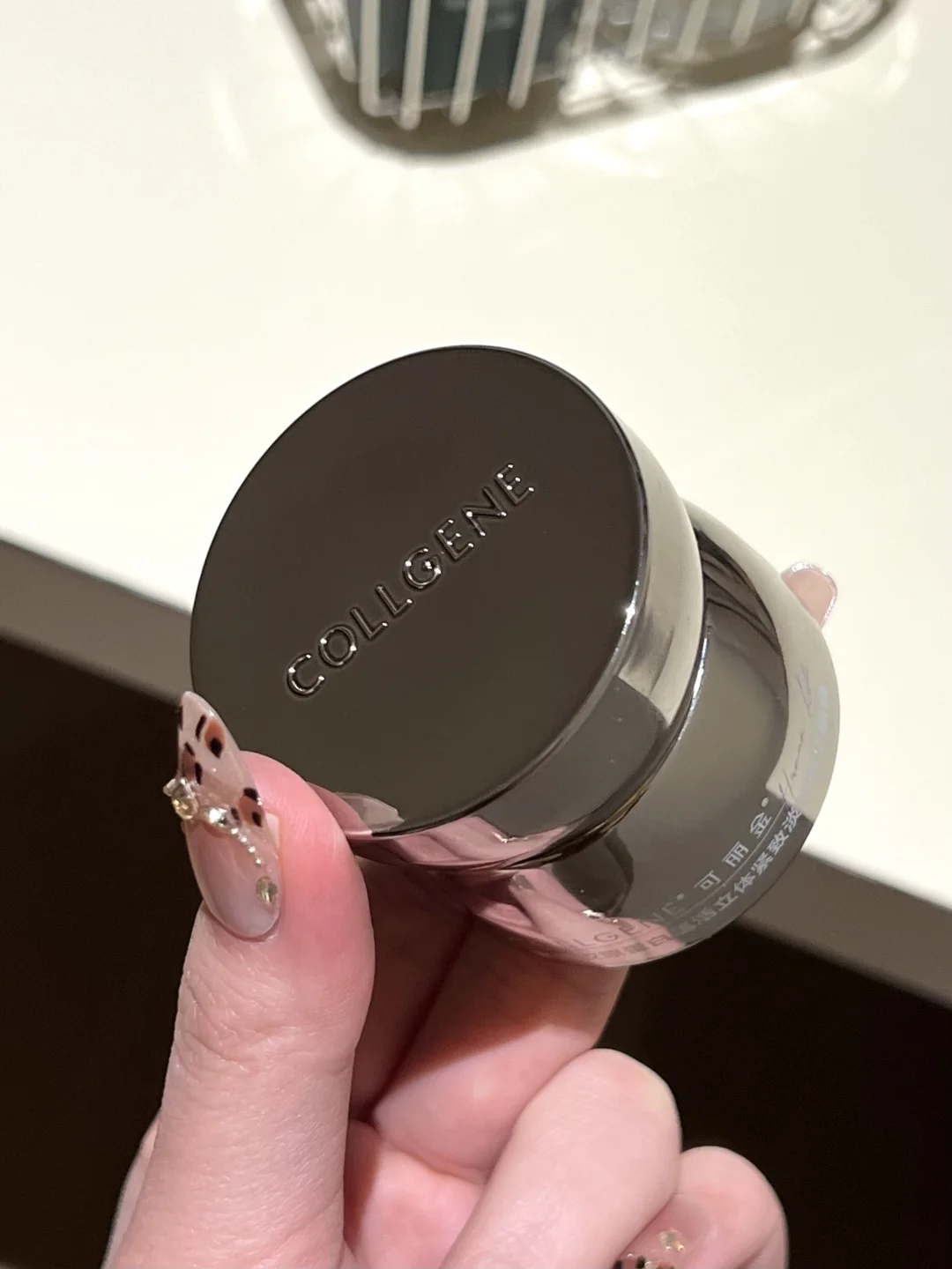 Who understands the destructive power of this bottle on eye lines and dark circles...