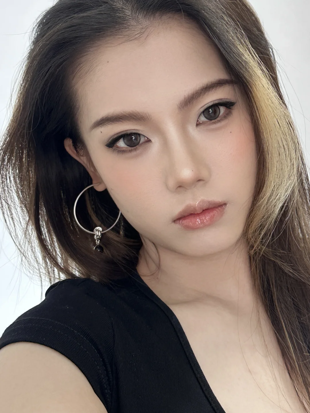 After three hours of makeup application... is it considered successful? (Swipe left to remove makeup with one click)