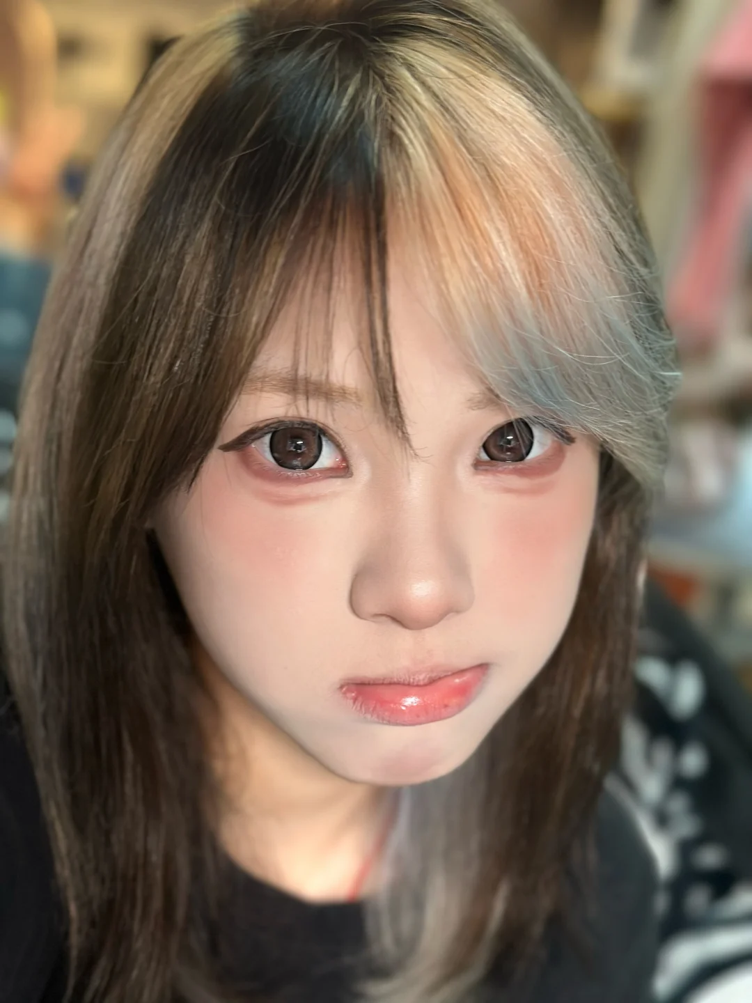 I found that without eyelashes, my eyes look bigger