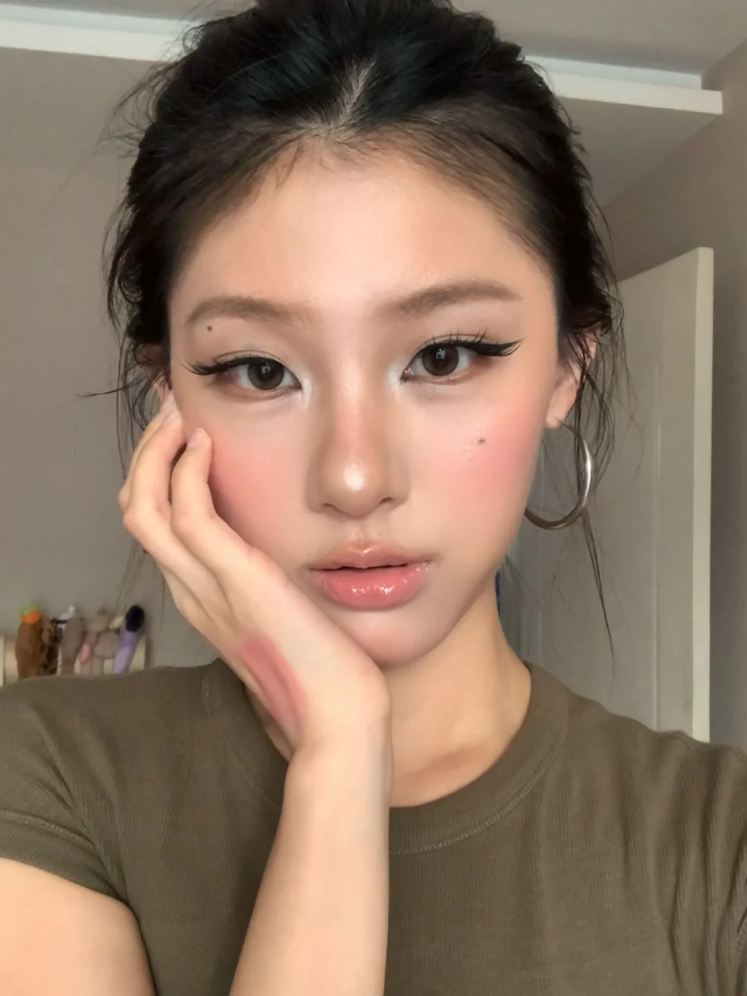 A makeup that is neither thick nor light (live)