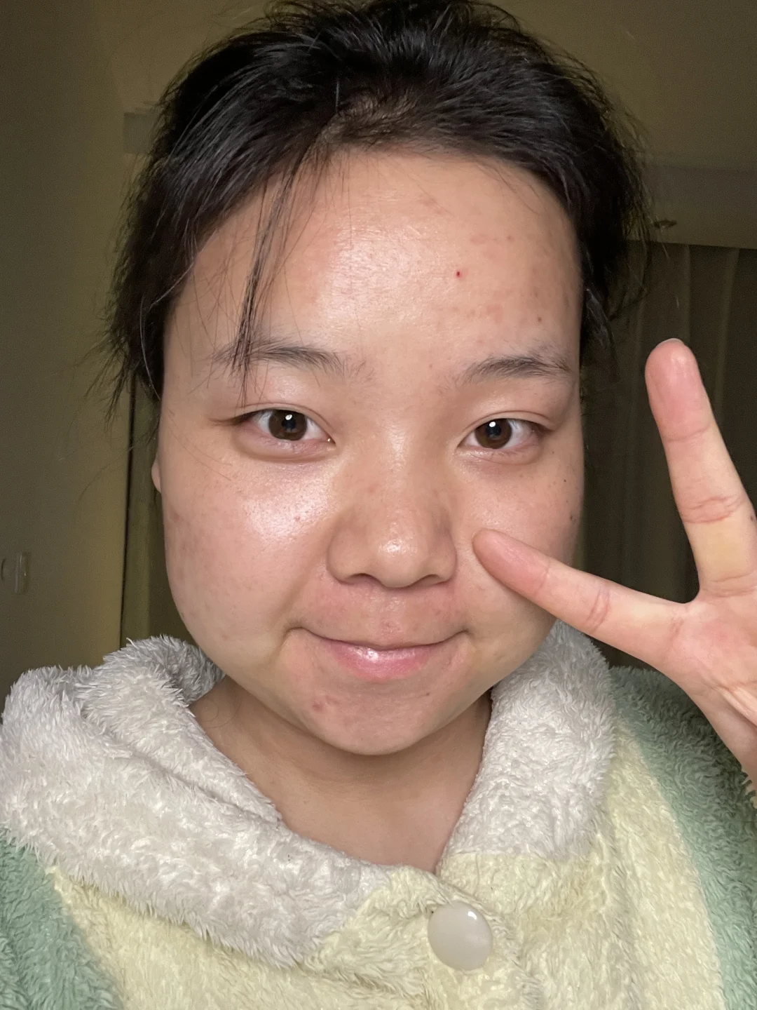 I heard that putting on good makeup can bring more luck!
