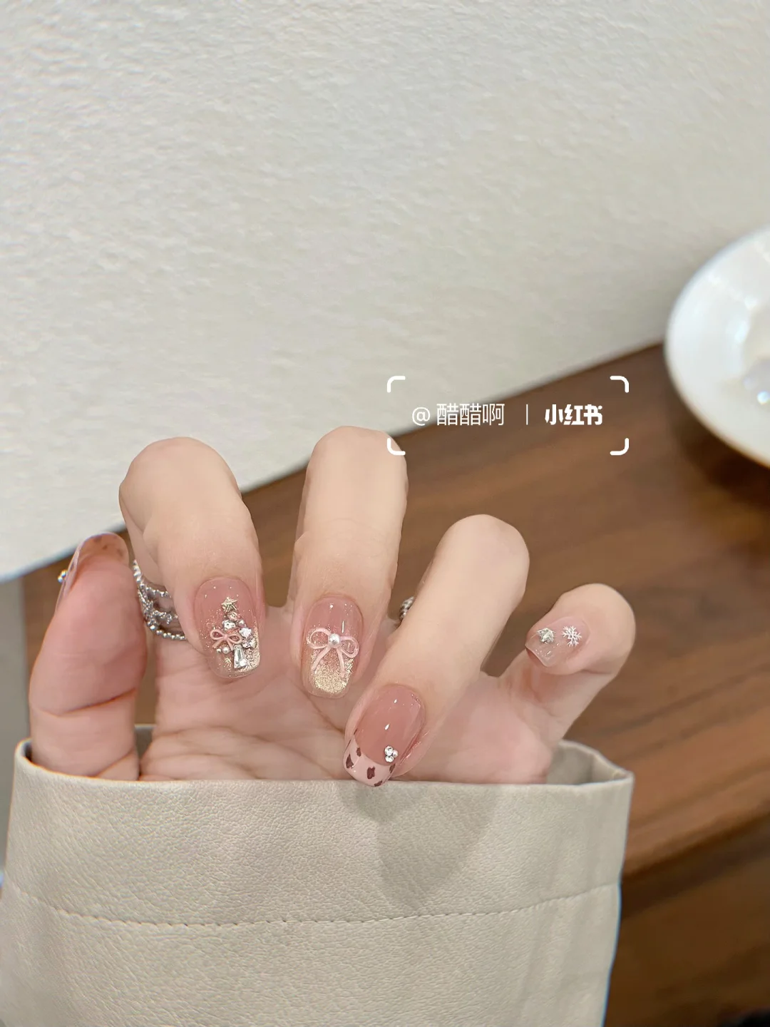 Nail: Sparkles: Knocking Gentle Bow: Ribbon: Sparkling Cat Eyes Christmas Nail Art