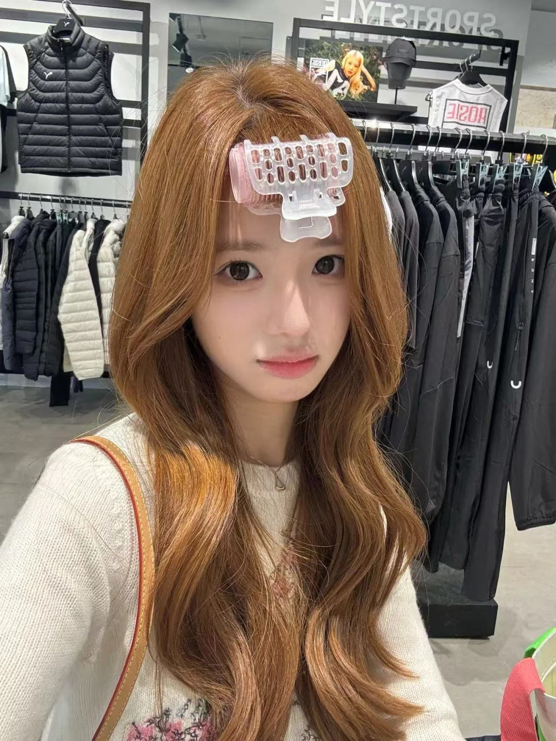 After dyeing her light hair, she became a girl group