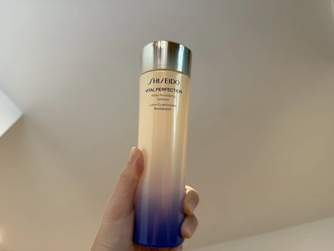 It's hard to find a skin brightening lotion that can be easily replaced on the entire network, and the yellowish tone will disappear directly