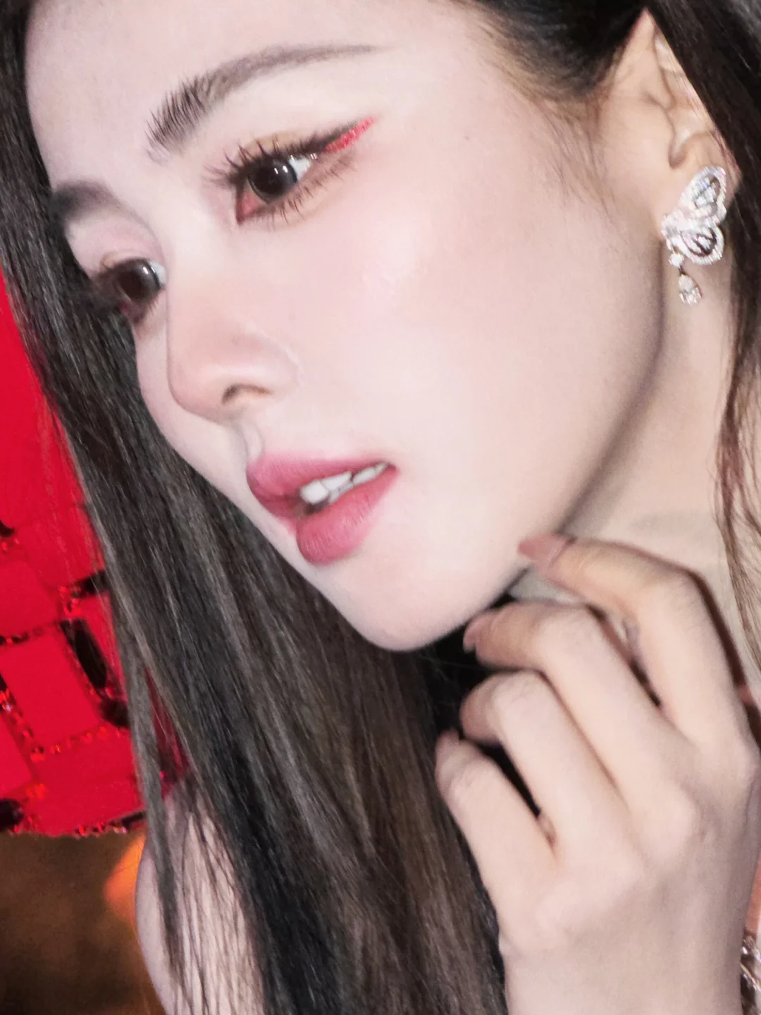 The New Year red makeup I applied to White Deer: sparks: