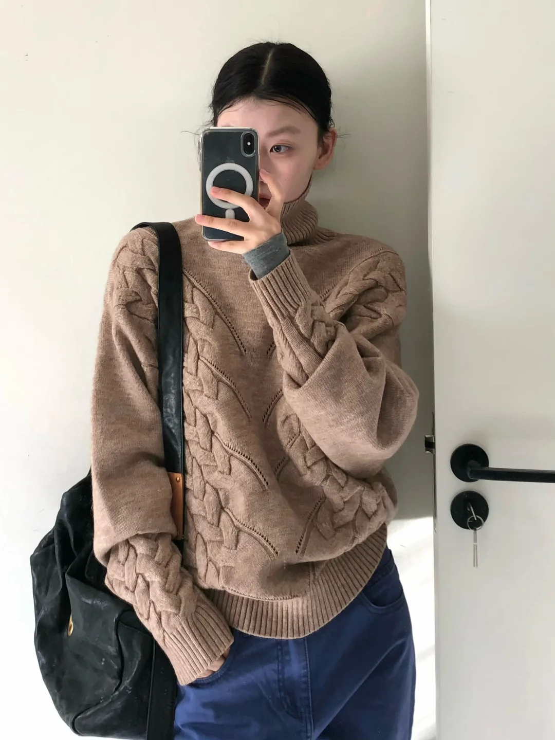 A sweater with a bit of quiet style | Light Outfitcheck