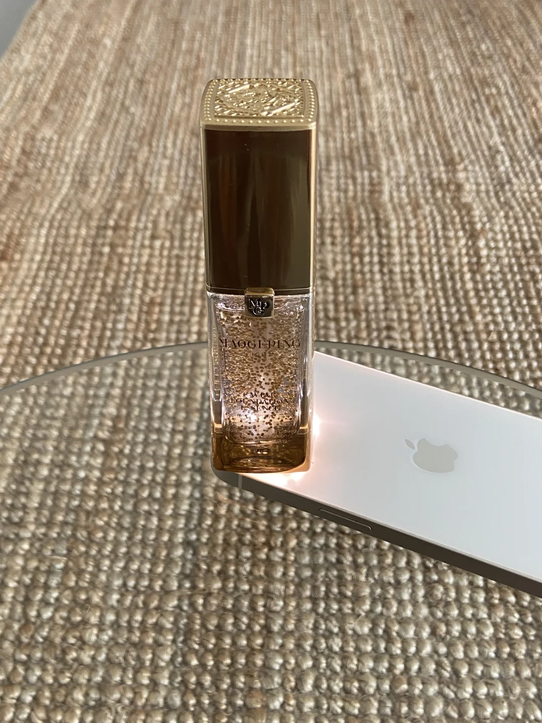 This bottle allows the base makeup to "grow" on the face, moistening it to the point of screaming