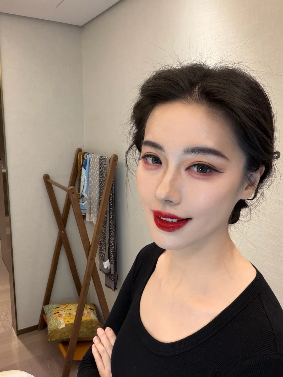 黑发红唇YYDS