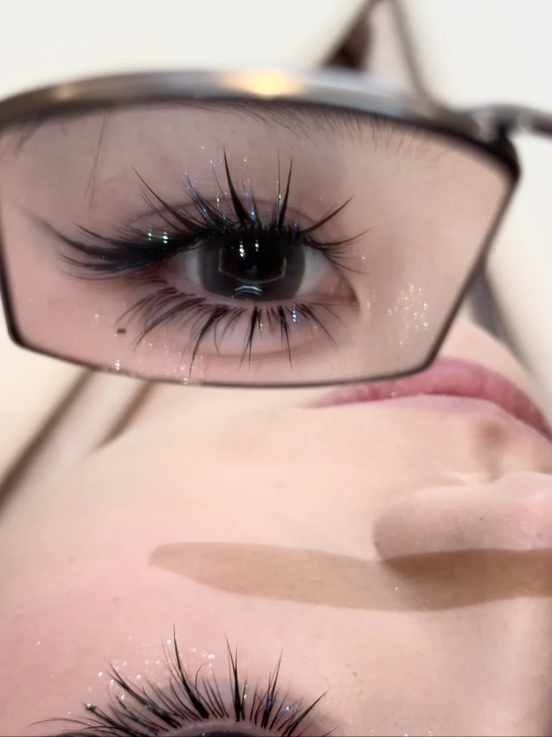 Mermaid girl's eyelashes are really super beautiful!