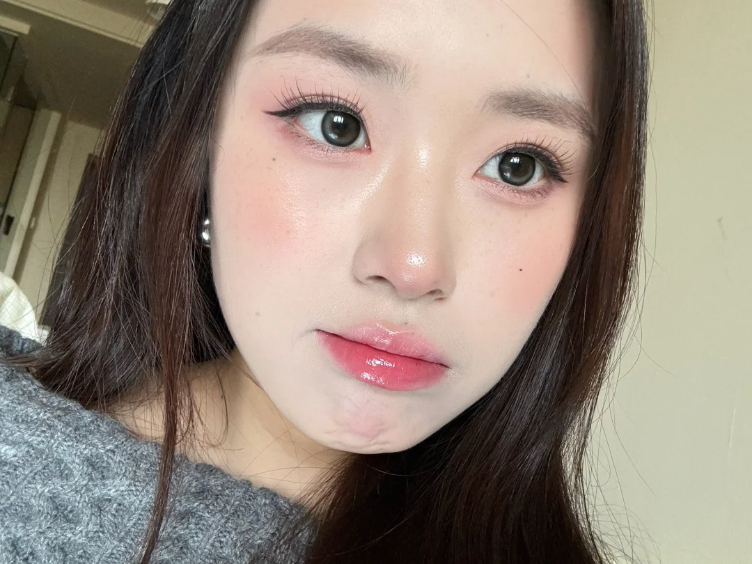 I applied a breathable Korean translucent makeup 🐈