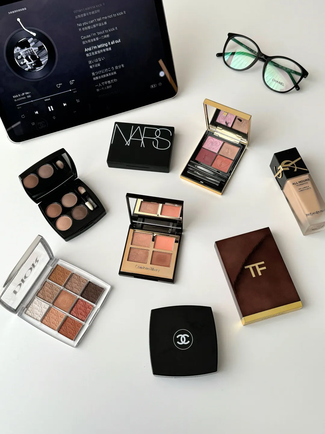 30+Longevity | 4 sets of famous eye shadow with eyes closed
